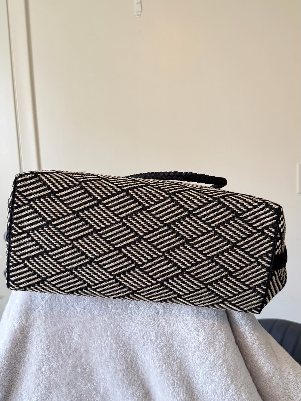 Rothy’s The Essential Tote Black Ivory Chevron Knit Magnetic Zip Large Bag - Picture 7 of 15